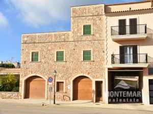 Renovierungsobjekt: Zentrumsnahes Stadthaus mit schöner Steinfassade in Santanyi