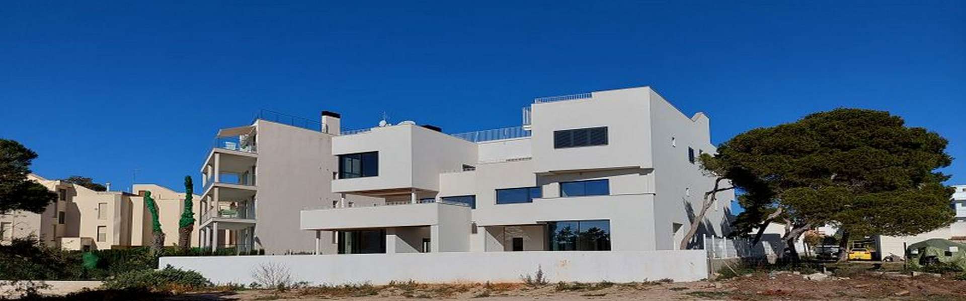 Zwei moderne Häuser mit Blick auf das Meer in Colonia de Sant Jordi 