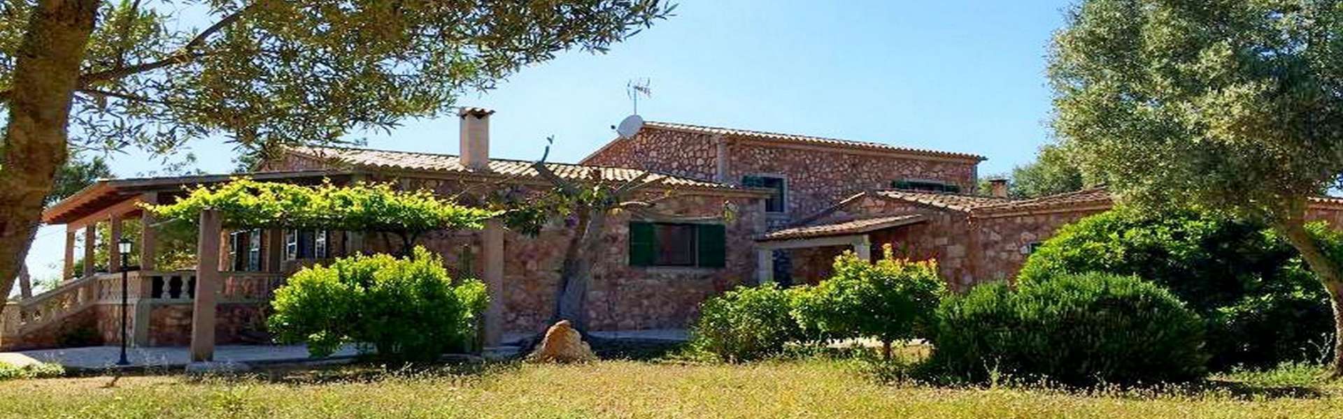 Finca inklusive einem bebaubaren Grundstück in Santanyí zum Verkauf