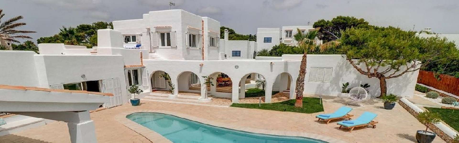 Attraktive Villa im Ibiza-Stil mit Meerblick in Cala d’Or